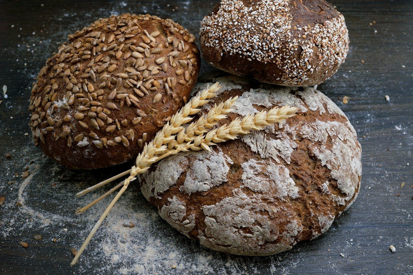 Pains dorés présentés dans un univers de boulangerie