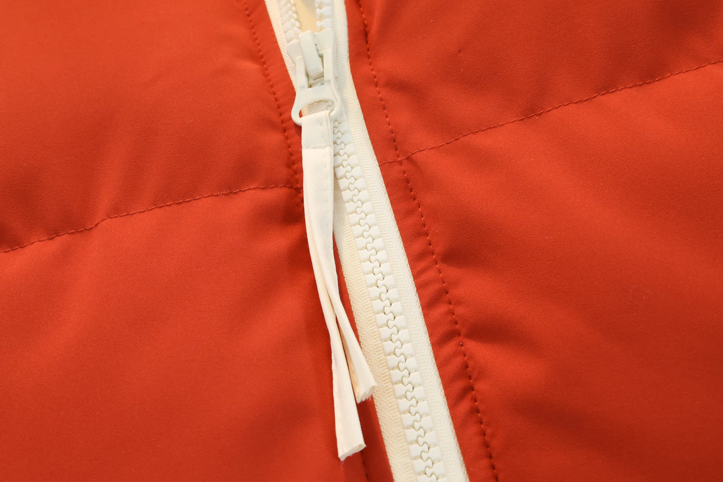 Men's Color-Block Puffer Vest with Removable Hood - Zip Closure & Flap Pockets, Water-Resistant Warm for Winter Casual Outfits