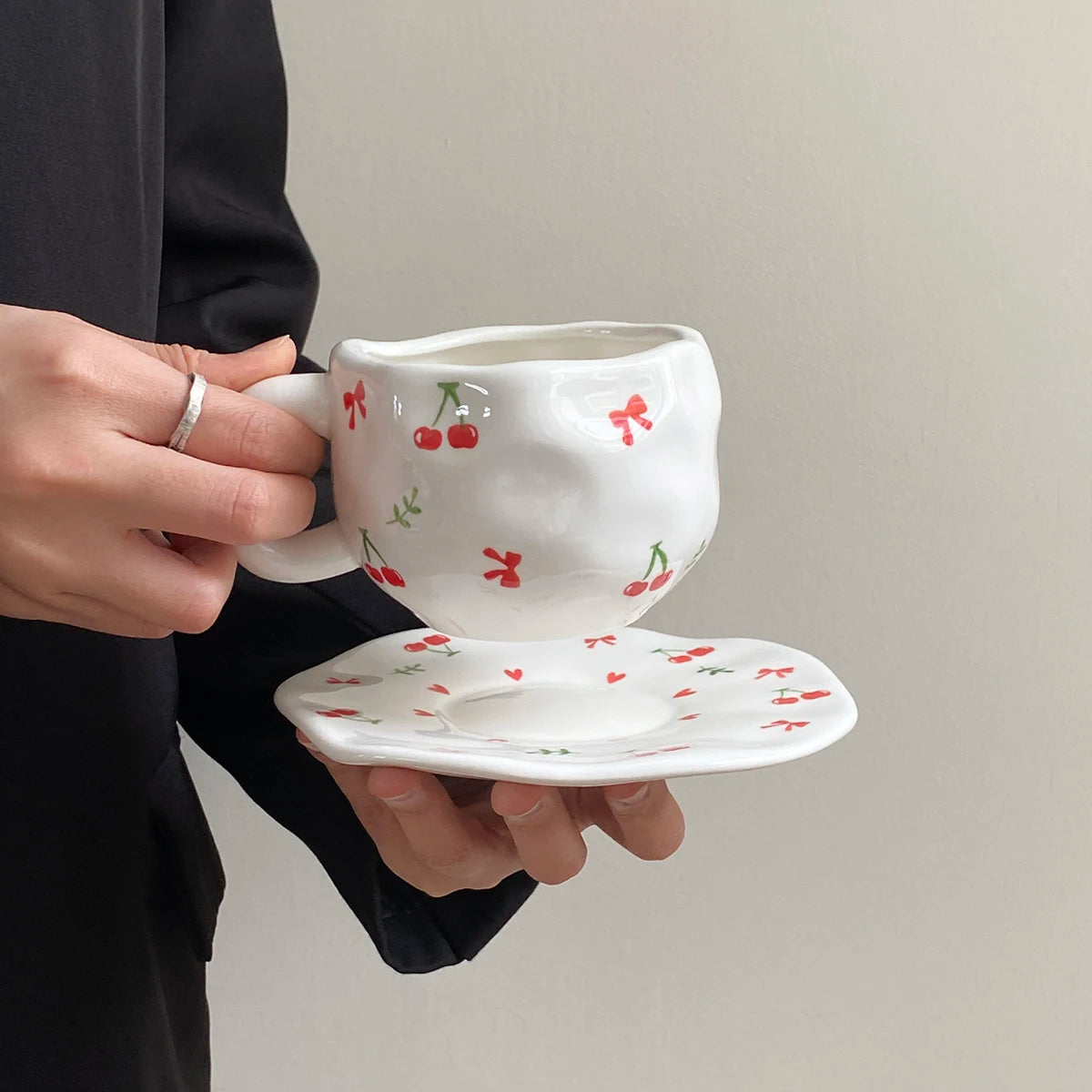 1Set Asymmetrical Fruit Ceramic Coffee Cup and Saucer, High-Looking Creative Hand-Painted Coffee Cup and Saucer, Suitable for Home Drinking Water, Coffee Shop Latte Art Cup, Party Coffee Cake Cup and Saucer, Gift Giving