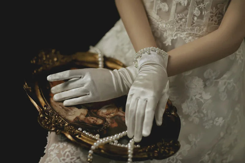Short Satin Bridal Gloves Pearls Wrist Gant Mariage Femme Novia Bride Wedding Gloves Beaded Pearls Accessoires Mariage 2025