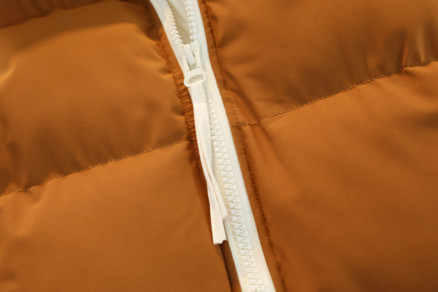 Men's Color-Block Puffer Vest with Removable Hood - Zip Closure & Flap Pockets, Water-Resistant Warm for Winter Casual Outfits