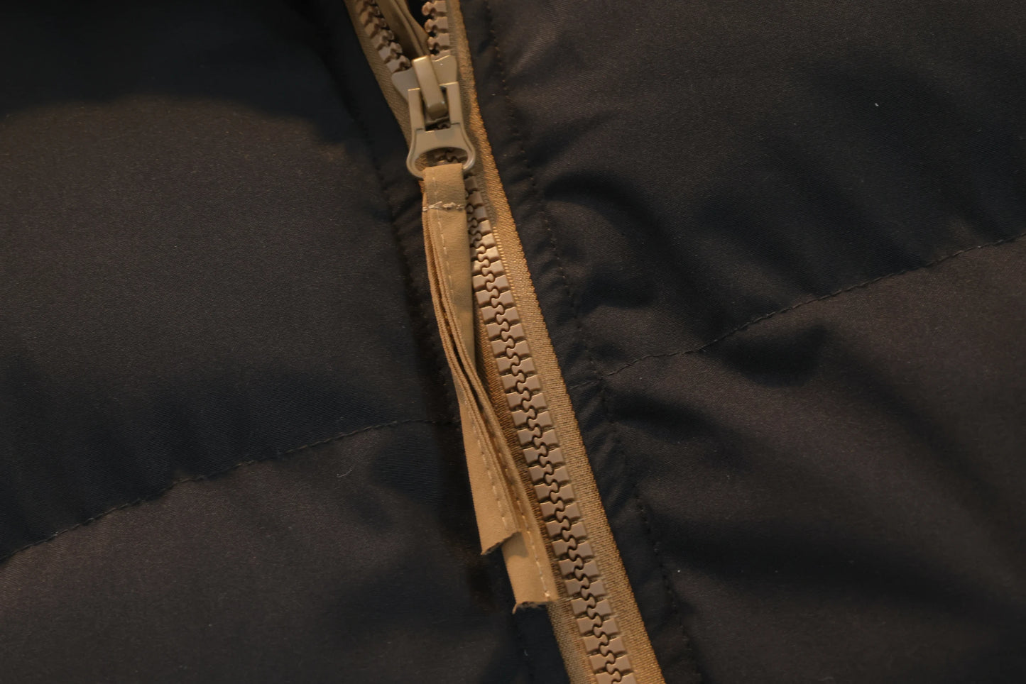 Men's Color-Block Puffer Vest with Removable Hood - Zip Closure & Flap Pockets, Water-Resistant Warm for Winter Casual Outfits