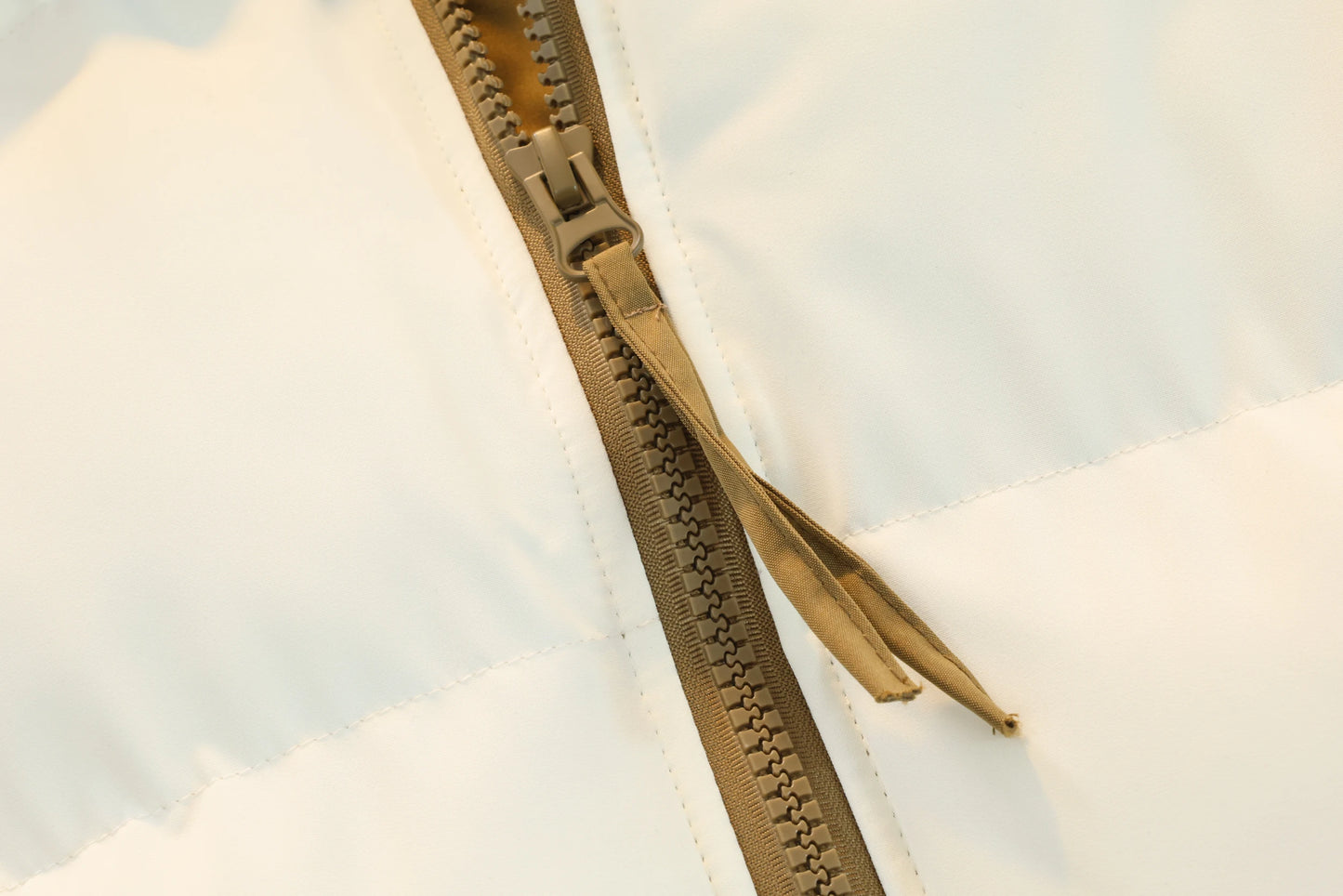 Men's Color-Block Puffer Vest with Removable Hood - Zip Closure & Flap Pockets, Water-Resistant Warm for Winter Casual Outfits