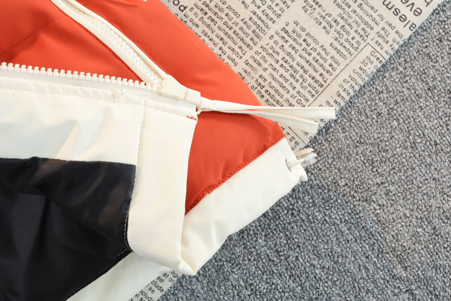 Men's Color-Block Puffer Vest with Removable Hood - Zip Closure & Flap Pockets, Water-Resistant Warm for Winter Casual Outfits